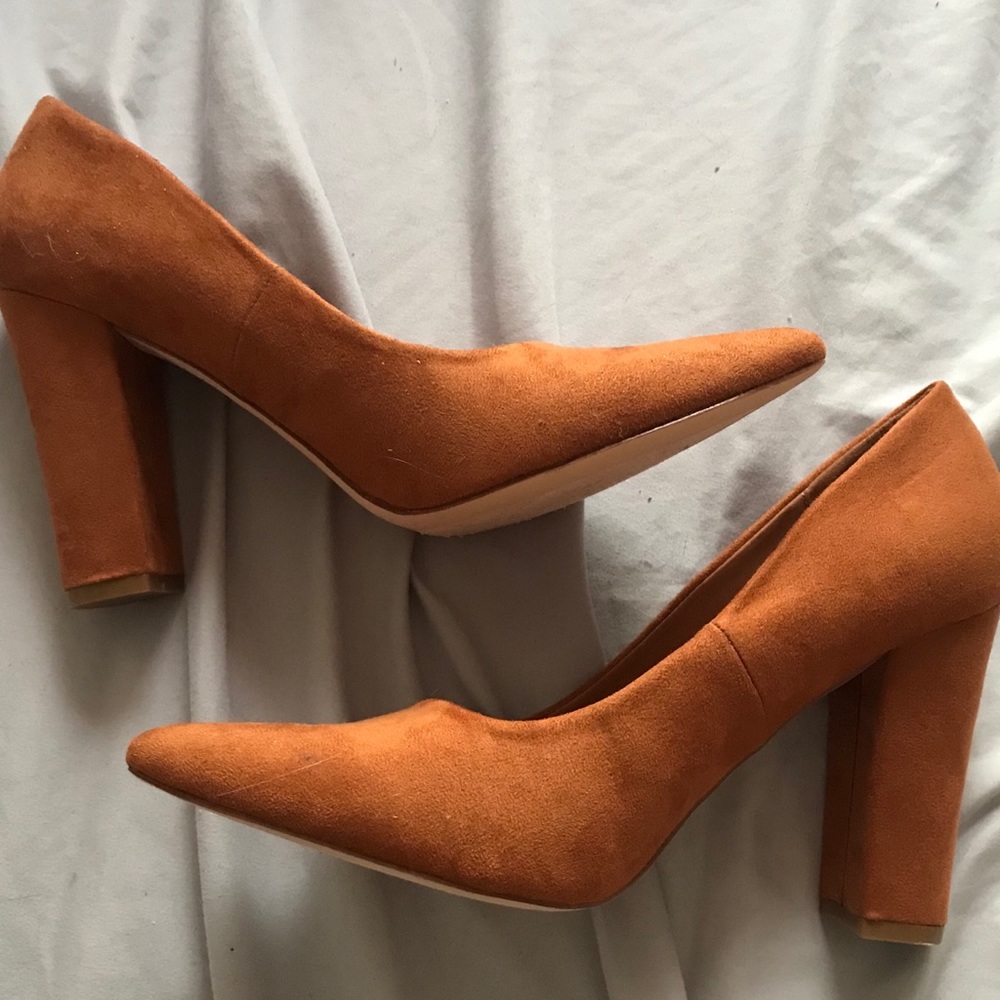 Chunky heel pumps